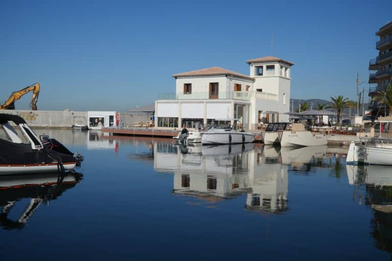 edificio frente al puerto del molinar en palma de mallorca