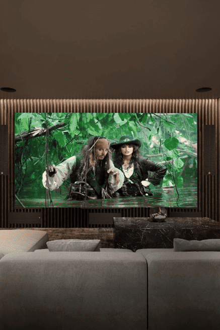 Cine en casa con piratas del caribe proyectado en una pantalla mostrando a jack sparrow