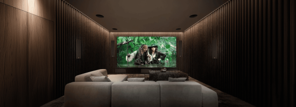 Cine en casa con piratas del caribe proyectado en una pantalla mostrando a jack sparrow
