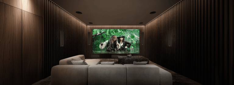 Cine en casa con piratas del caribe proyectado en una pantalla mostrando a jack sparrow